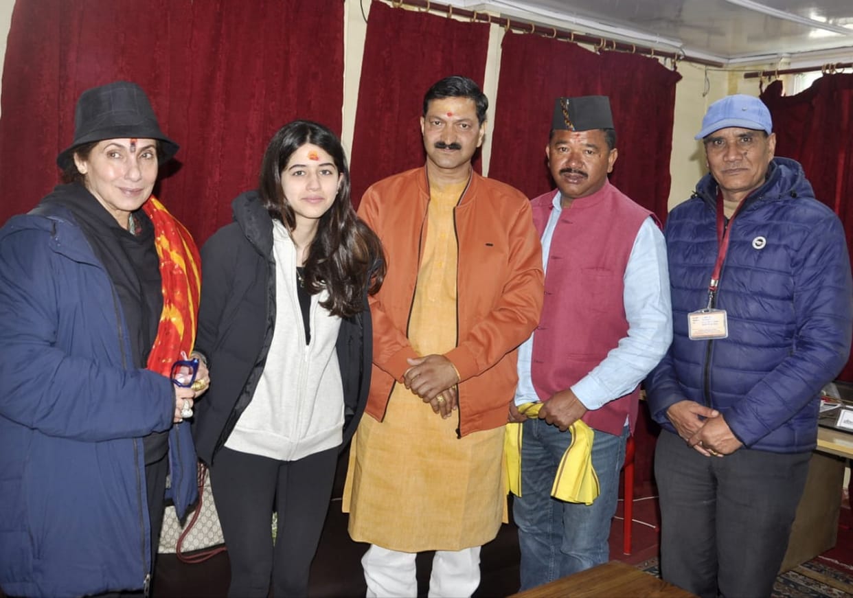 Actress Dimple Kapadia reached Badrinath Dham bollywood Entertainment Uttarakhand news in hindi