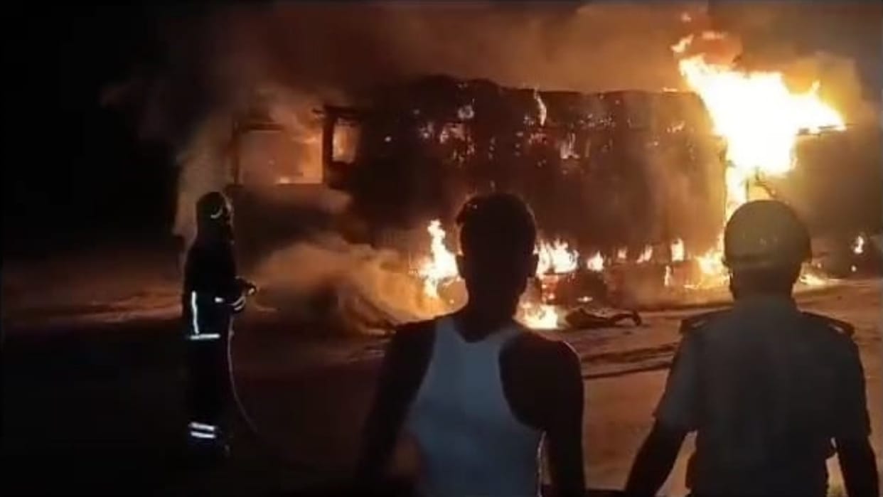 Fire broke out due to fierce collision between truck and tanker in Motihari, both vehicles burnt, one died