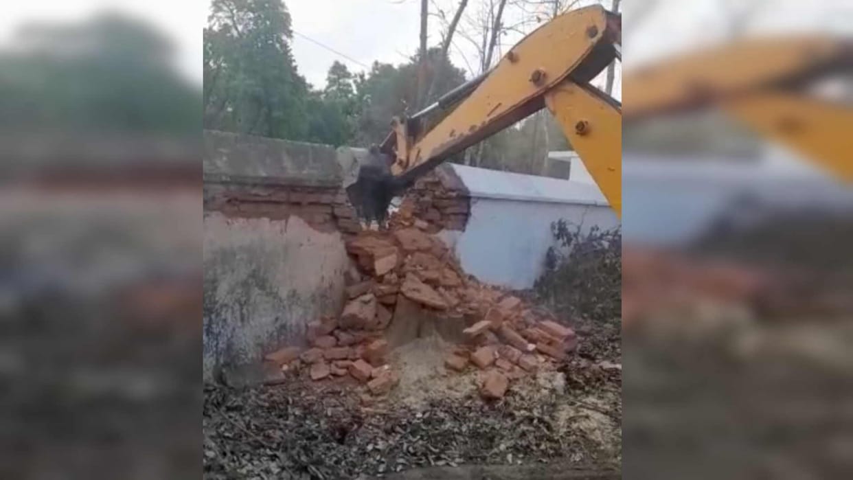 Padleganj Firak Chowk Fourlane encroachment removal work started in Gorakhpur