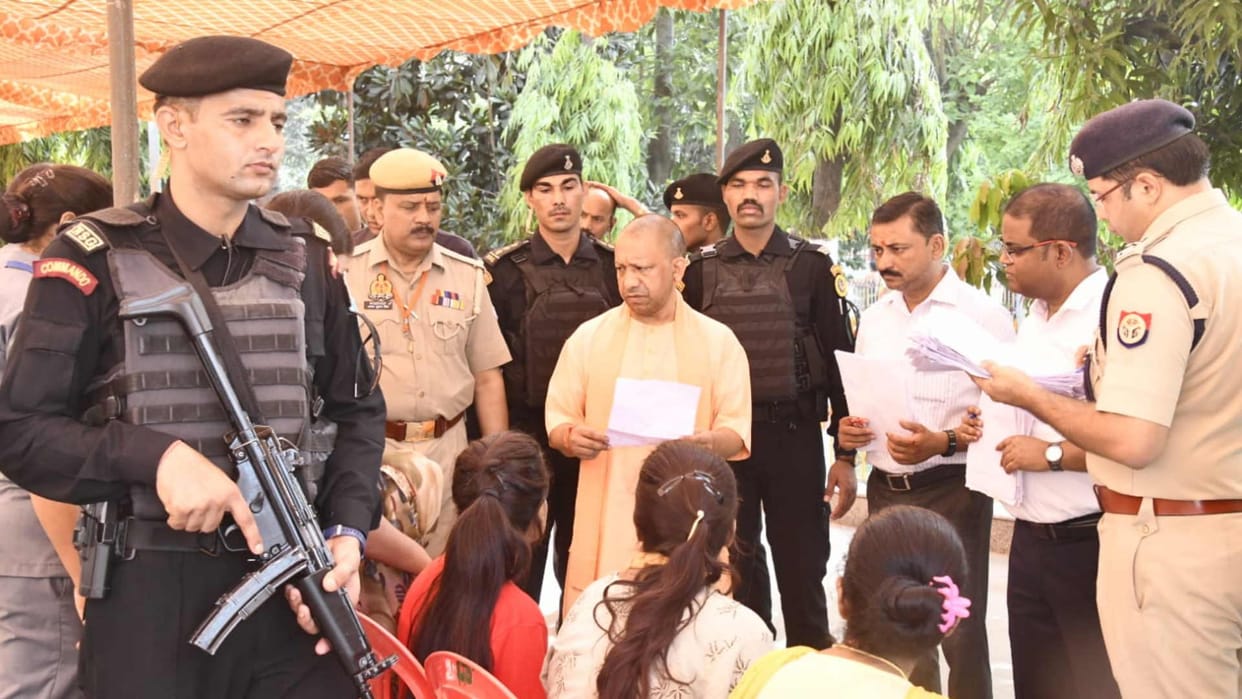 CM Yogi heard 400 complaint in Janta Darbar at gorakhpur