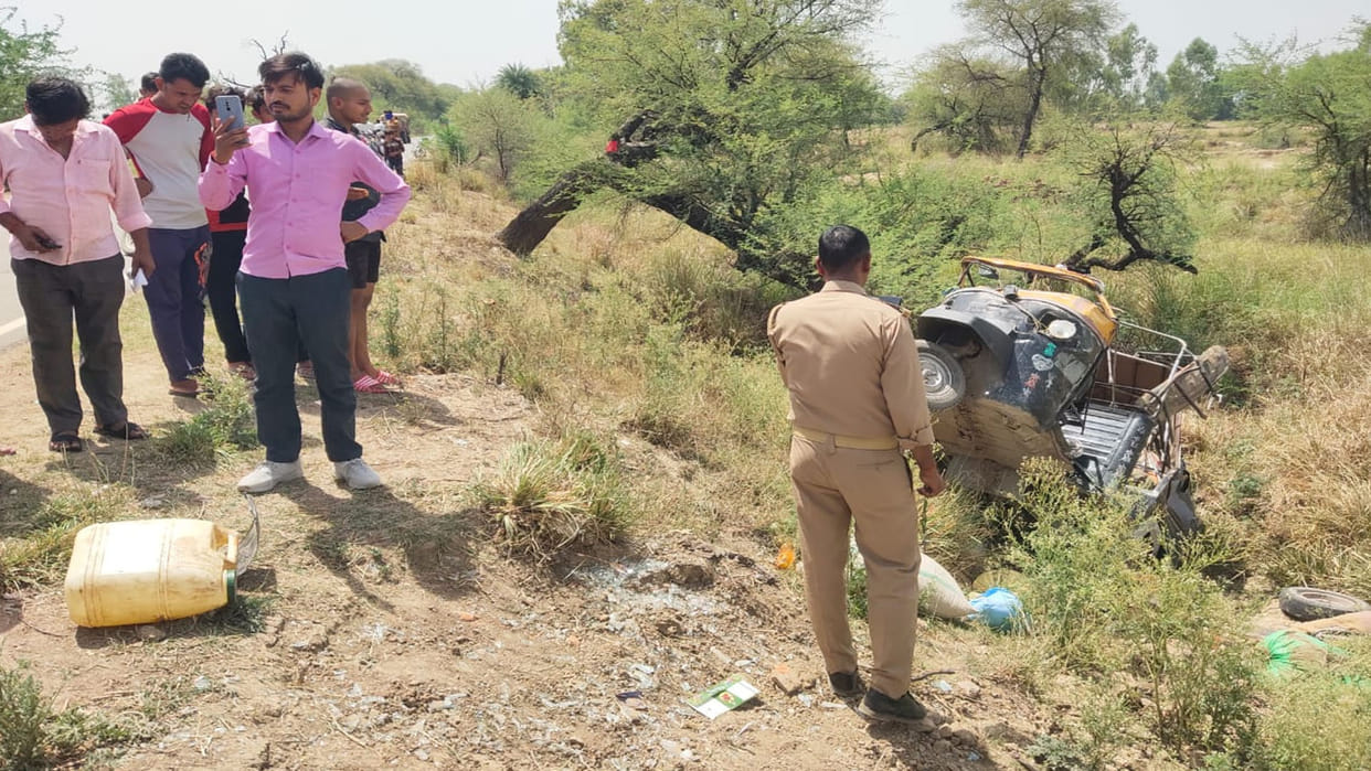 Hamirpur: Uncontrollable auto overturned, 10 passengers including driver injured