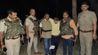 पुलिस की गिरफ्त में तस्कर।
