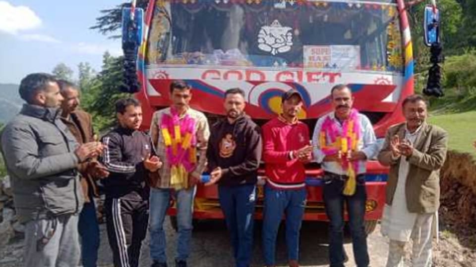 Jammu Kashmir: After seven decades of independence bus reached Kathua Raulka, people welcomed driver