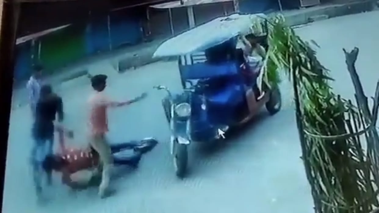 An e rickshaw driver left an unconscious man on road in Lucknow.