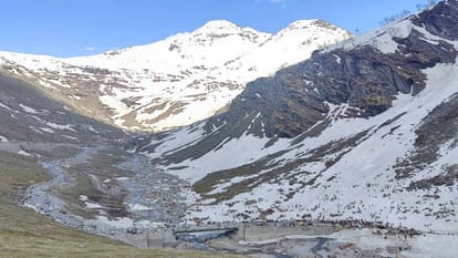 BRO moves towards Rohtang by tearing the walls of snow