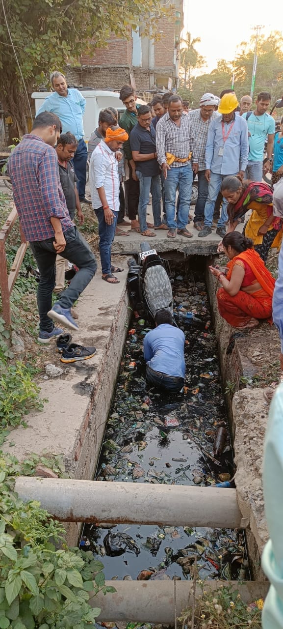 bike fell into an open drain: People are upset due to the negligence of the municipality in Ballia, accidents