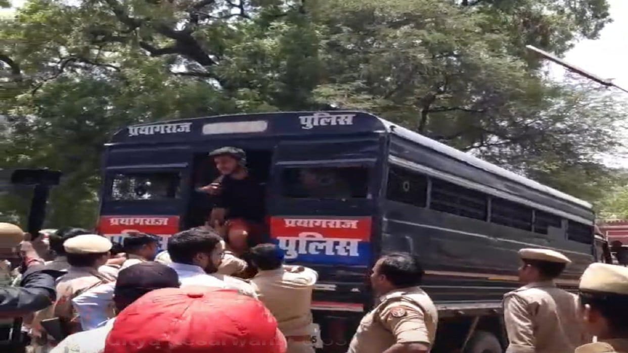 Allahabad University: force arrives to vacate Holland Hall hostel, protesting student leaders detained