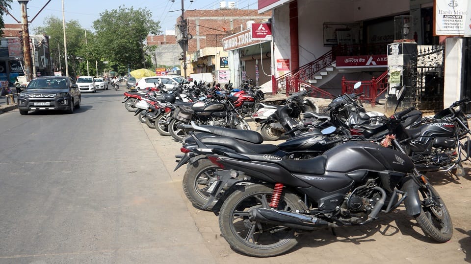 Not even a single organized parking of the municipal corporation in Aligarh city