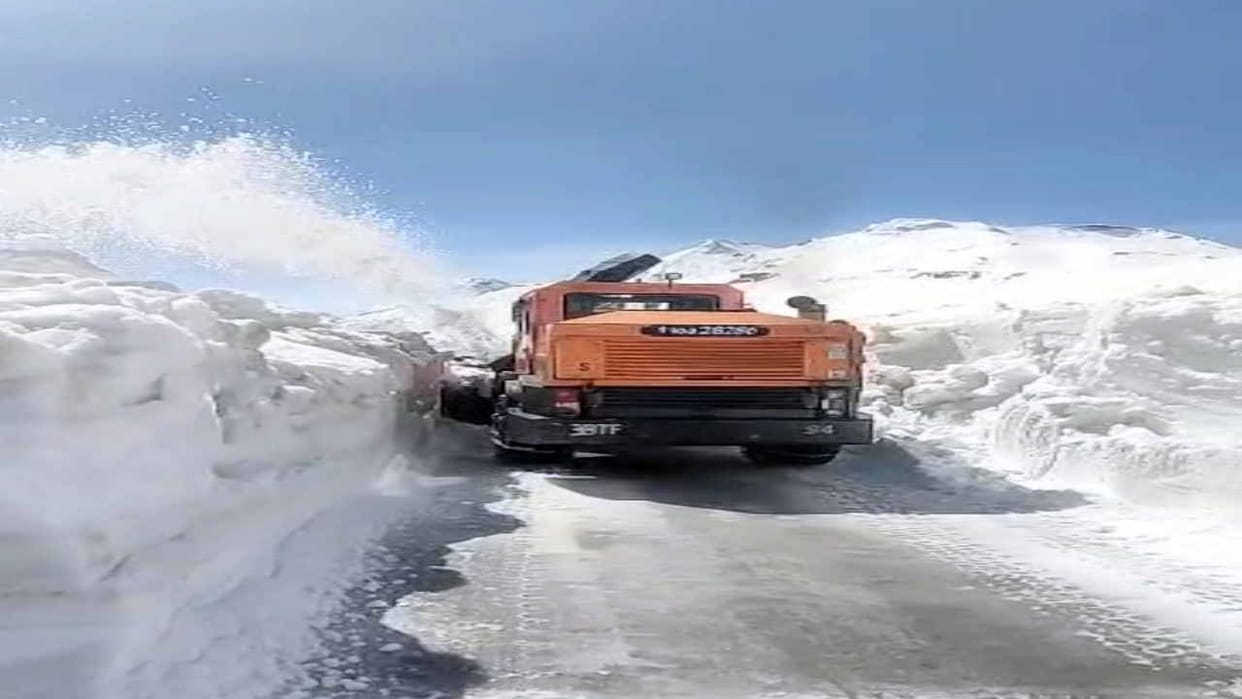 BRO moves towards Rohtang by tearing the walls of snow
