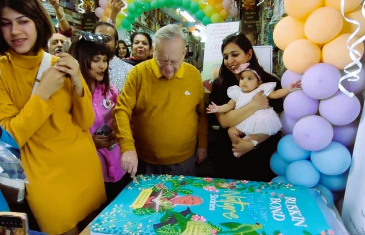 Ruskin Bond celebrates his 89th birthday amidst fans Mussoorie Dehradun Uttarakhand news in hindi