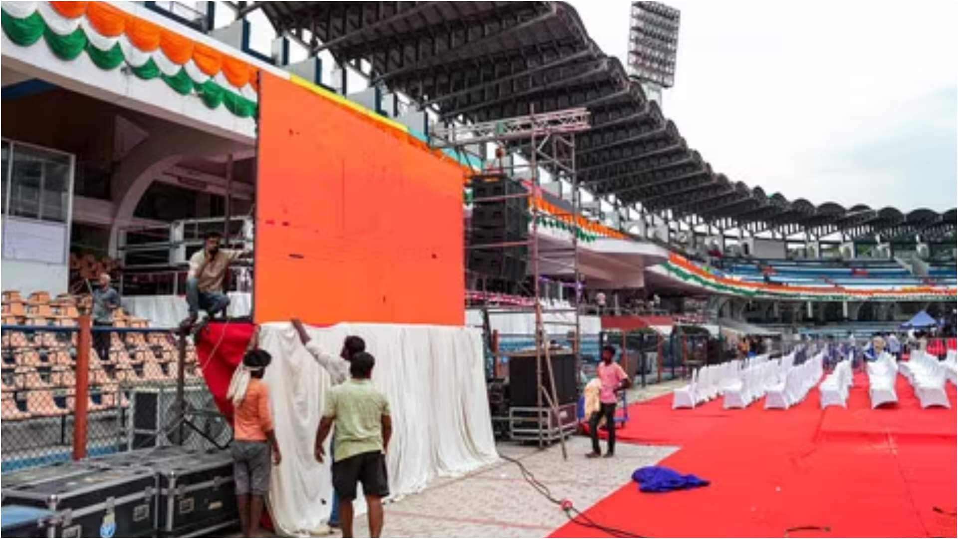 शपथ ग्रहण समारोह की तैयारी करते लोग।