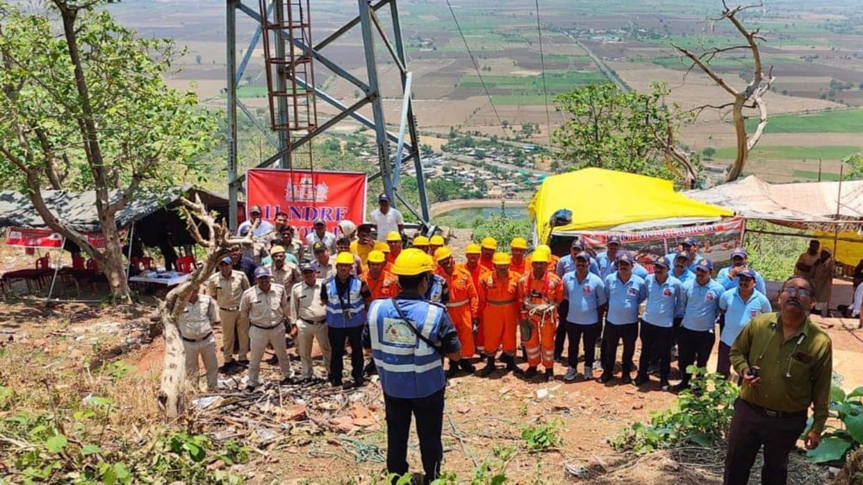 Satna News Trolley of visitors stuck in air on Hanuman Dhara ropeway of Chitrakoot NDRF team saved