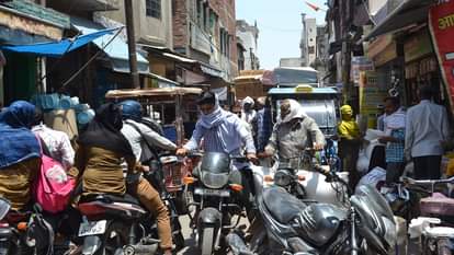 शहर के नजिहाई बाजार में दुकानो के बाहर अतिक्रमण के चलते लगा जाम