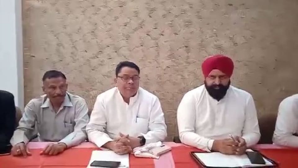 Samajwadi Party alleges administration did cheating in Nikay Chunav on Pilibhit Seat