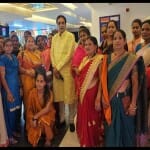 भाजपा महिला मोर्चा कार्यकर्ताओं के साथ बीजेपी नेता राजेश मूणत