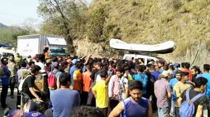 Fight between tourists and guides during rafting Rishikesh Uttarakhand news in hindi