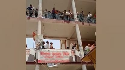 A man tried to commit suicide in civil court in Lucknow.