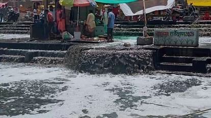 Ujjain: मोक्षदायिनी शिप्रा में तीन घंटे मिलता रहा नाले का पानी, श्रद्धालु बोले- इस पानी में हम कैसे नहाएं Ujjain: Drain water was available for three hours in Mokshadayini Shipra