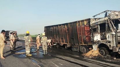 Varanasi Accident: Fierce fire broke out after two trucks collided, police and fire brigade team on the spot