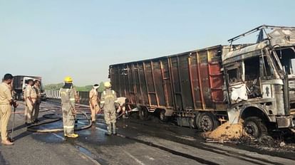 Varanasi Accident: सड़क किनारे खड़े ट्रक पर ट्रेलर ने मारी टक्कर, भीषण आग, मौके पर पुलिस और दमकल की टीम Varanasi Accident: Fierce fire broke out after two trucks collided, police and fire brigade team on the spot