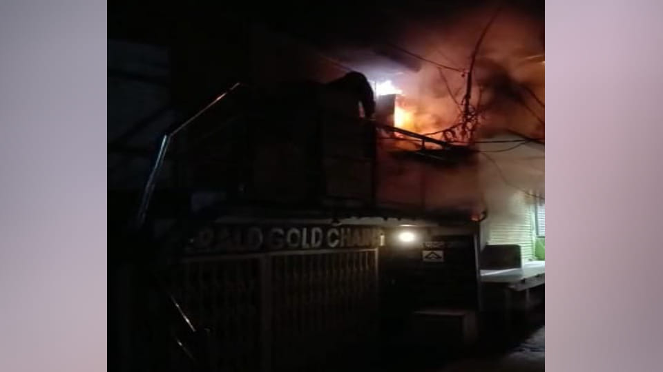 fire broke out due to short circuit at market Chaubeji ka Phatak of Sarafa Bazar in Agra