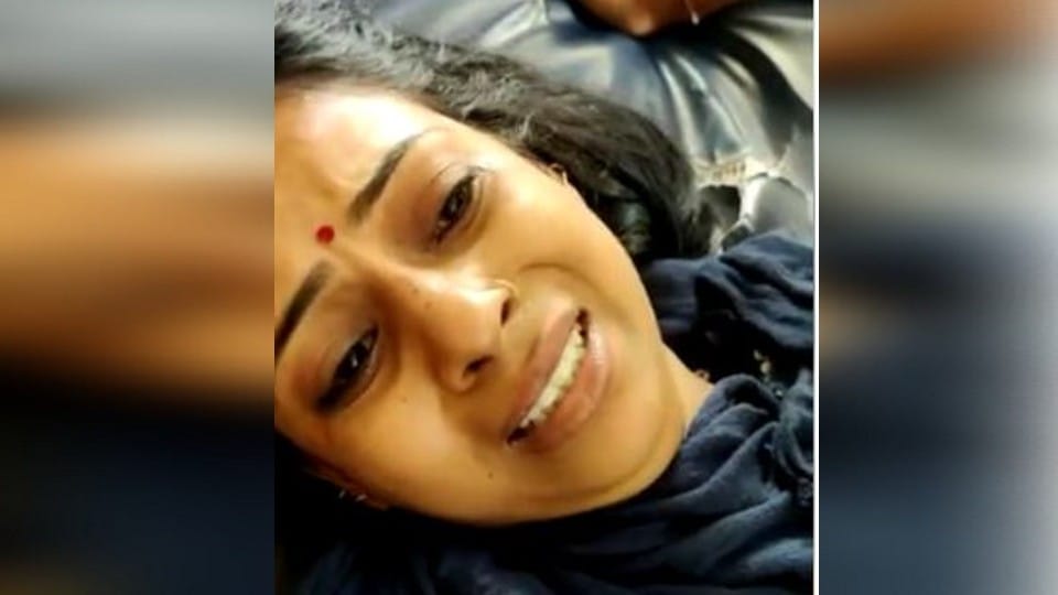 Younger brother's wife was shot in dispute of children in agra