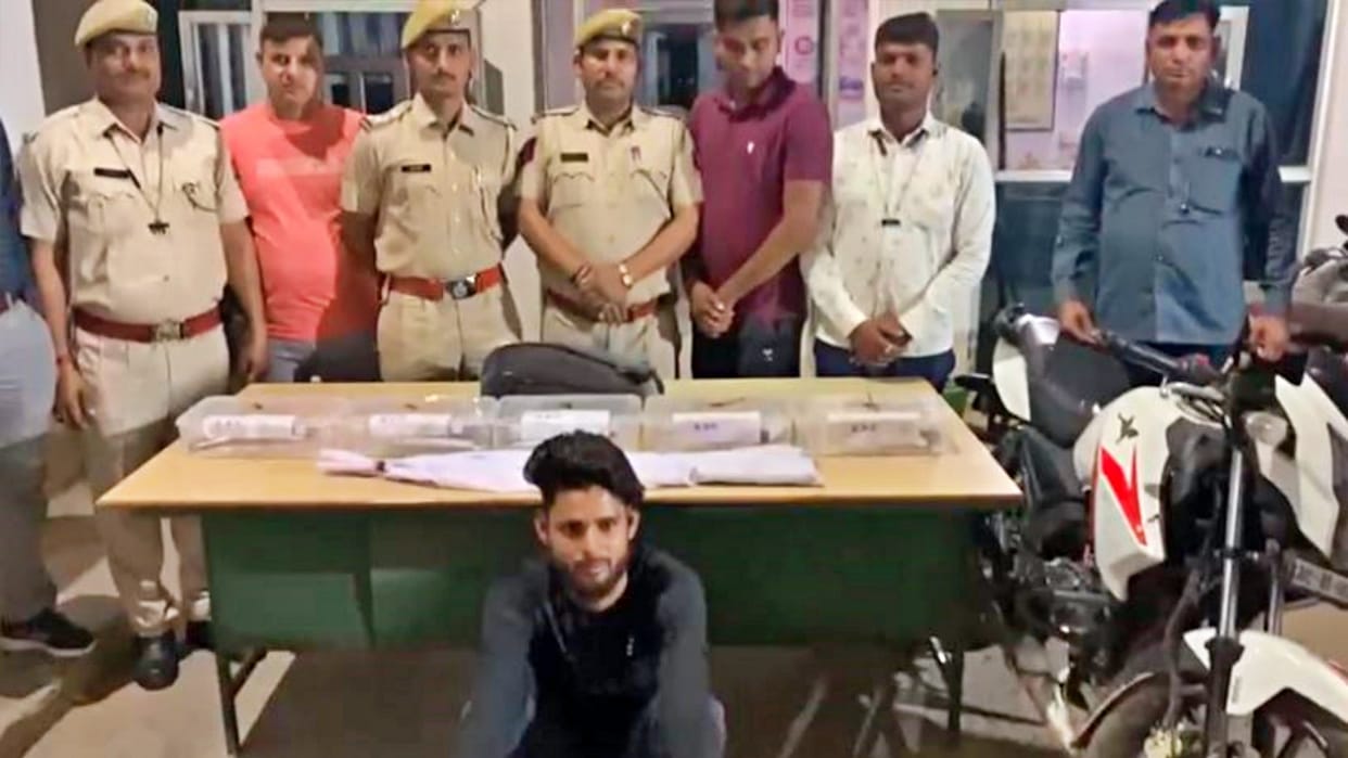 Alwar Crime Big action by Naugaon police smuggler arrested with five illegal guns and country made gun
