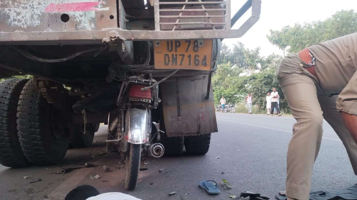 A biker hits a truck from back and died in Bahraich.