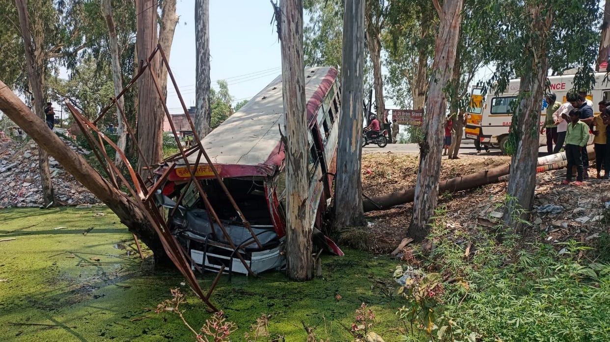 Uttarakhand Bus Accident bus full of 40 passengers fell into a ditch Delhi-Haridwar highway Roorkee
