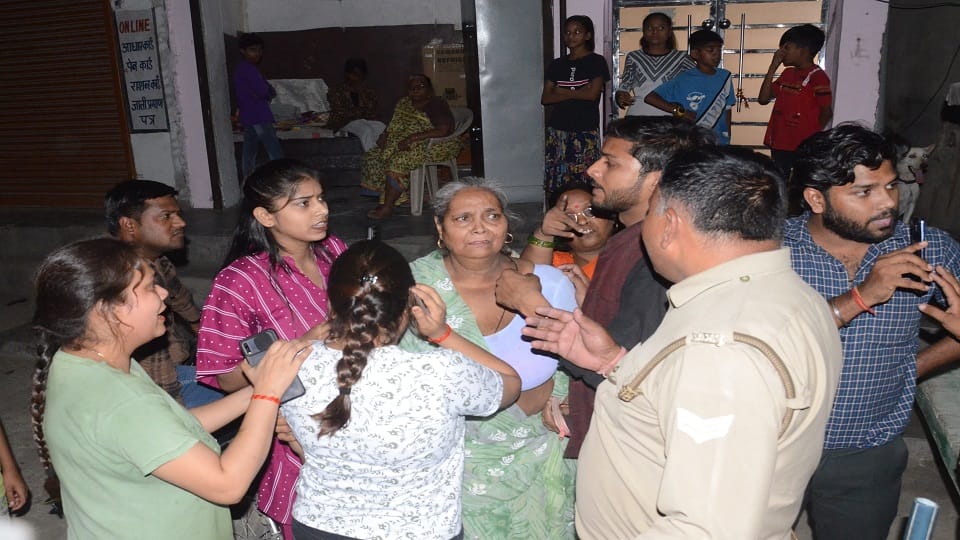 Stone pelting between two sides in Kalibari to vacate Dharamshala in Bareilly