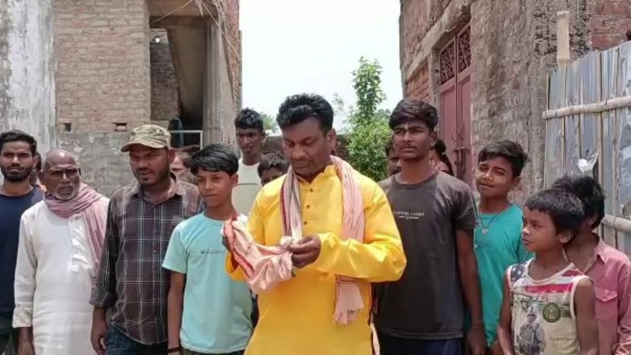 Deputy mayor candidate Siyaram Paswan is contesting elections by collecting donations by begging in Saharsa
