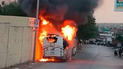 लाइन का तार टूटकर निजी बस पर गिरा