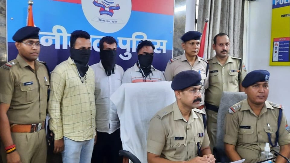 Uttarakhand Haldwani News Four journalists posing as fake vigilance officer and duped principal assistant