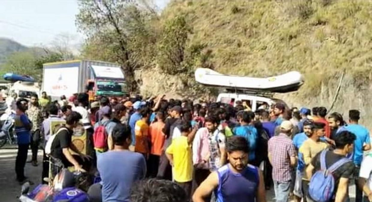 Fight between tourists and guides during rafting Rishikesh Uttarakhand news in hindi