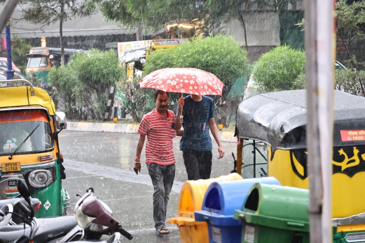 इंदौर में रविवार शाम फिर बारिश हुई।