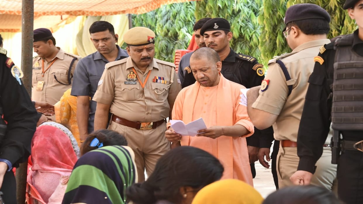 Female head reached threshold of CM yogi janta Darbar