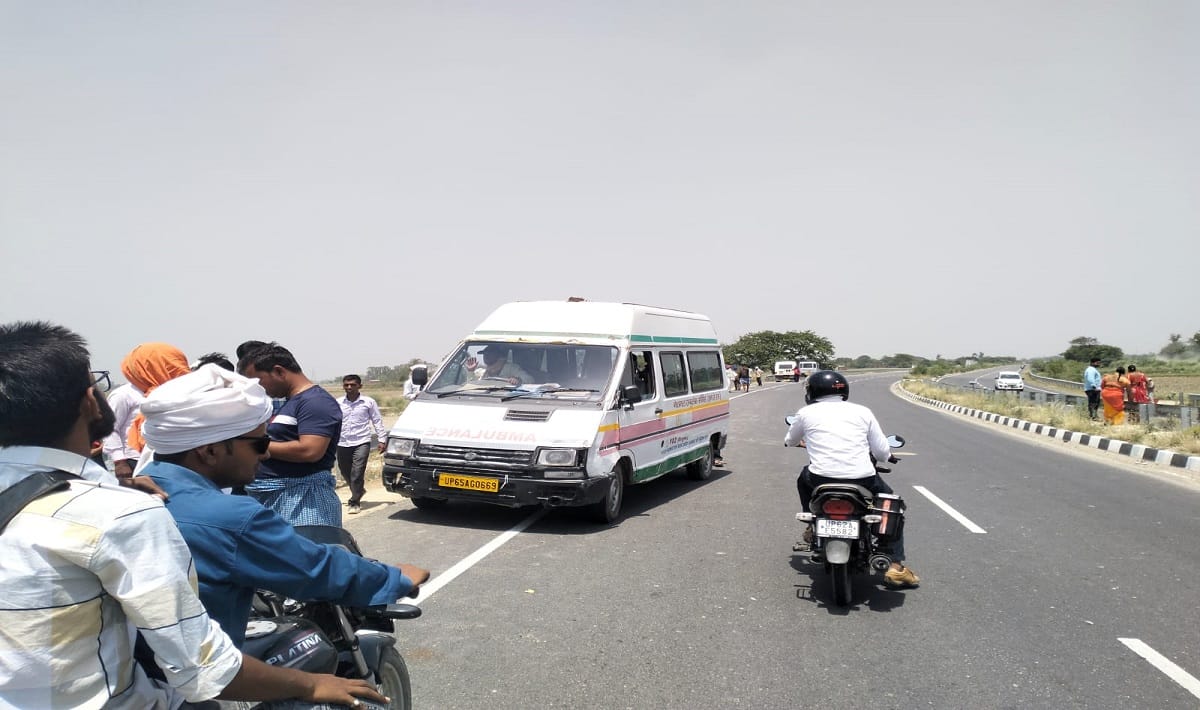 Youth returning from aunt last rites dies in Road accident in jaunpur nephew injured