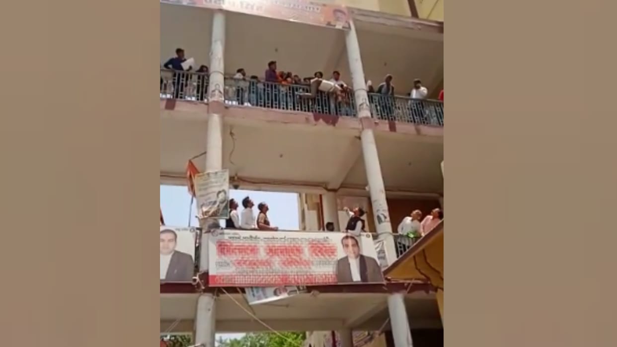 A man tried to commit suicide in civil court in Lucknow.