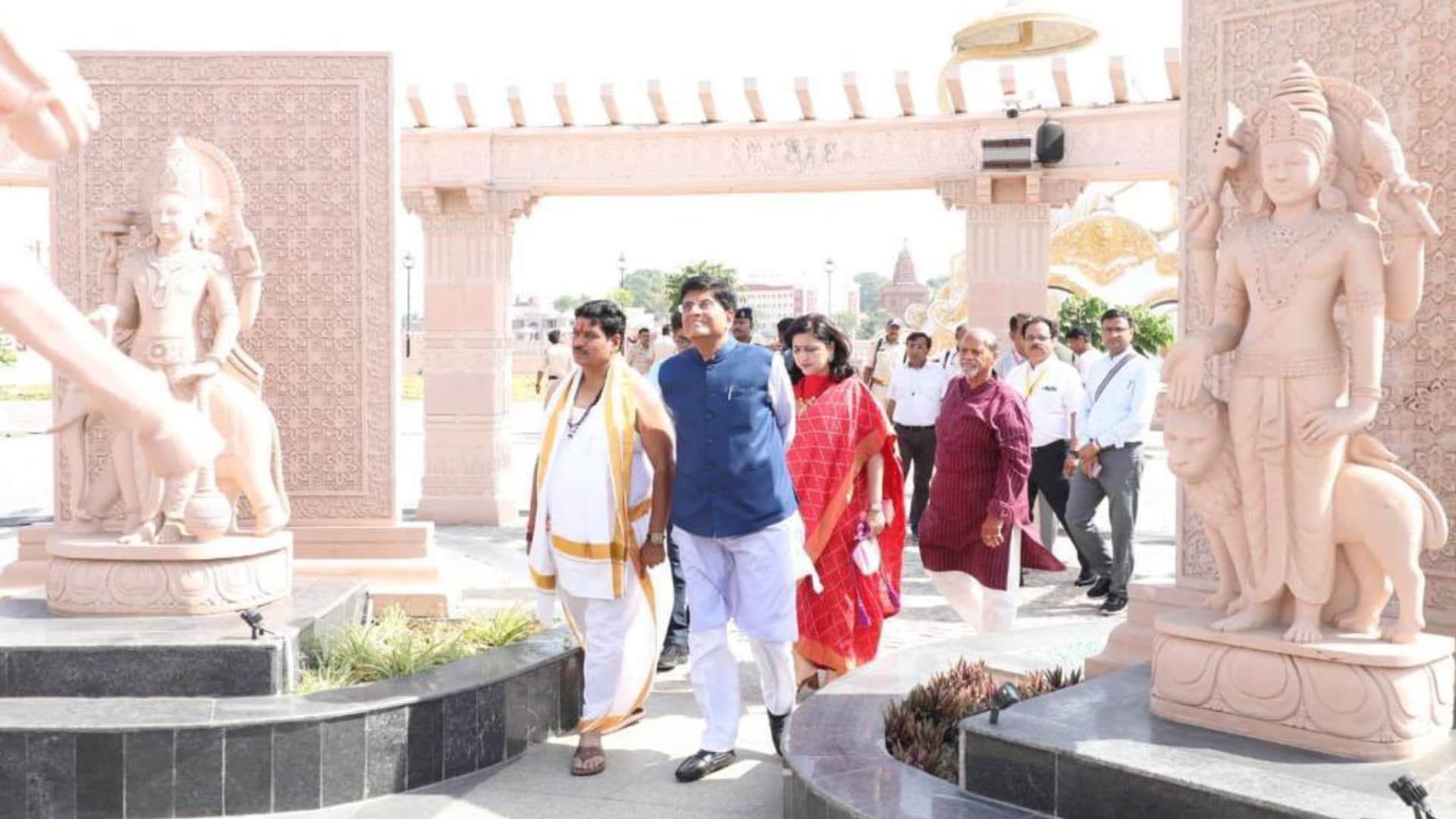 Ujjain Mahakal: Union Minister Piyush Goyal arrived to visit Baba mahakal worshiped also saw Mahakal Lok
