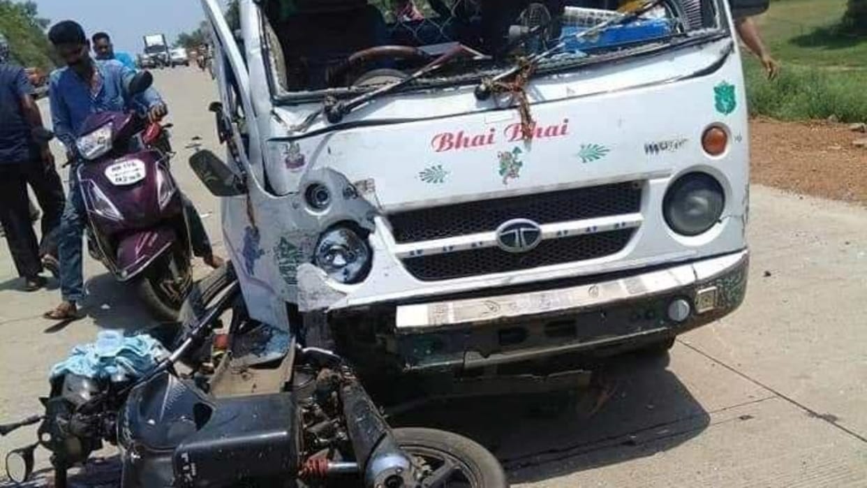 West Bengal: Pickup van collides with motorcycle, three youths killed, van driver absconding