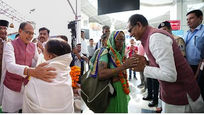 MP CM Shivraj Sent Off The Pilgrims By Flight, First State to Introduce Free Air Travel for Pilgrims