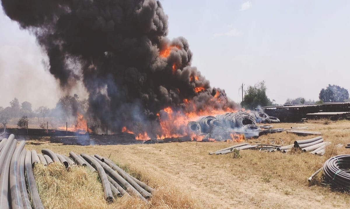 Fierce fire broke out in warehouse of Har Ghar Jal Project in Sonbhadra Strong smoke and flames