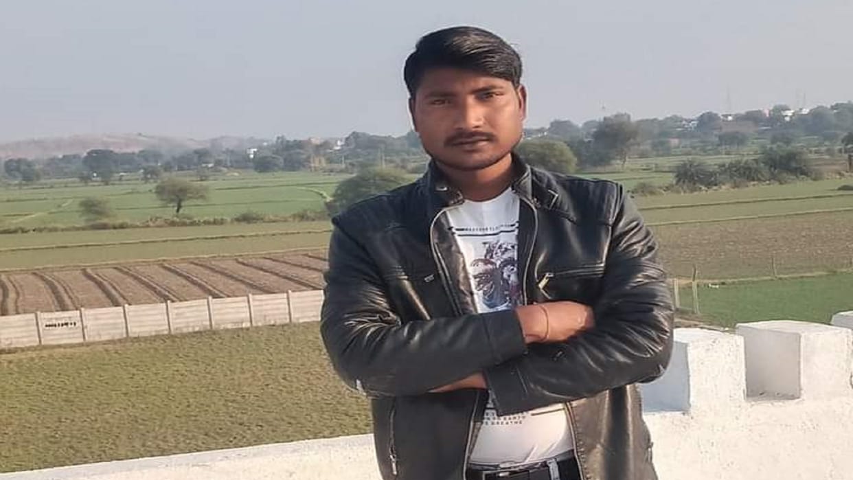 young man committed suicide by hanging himself In Jhansi
