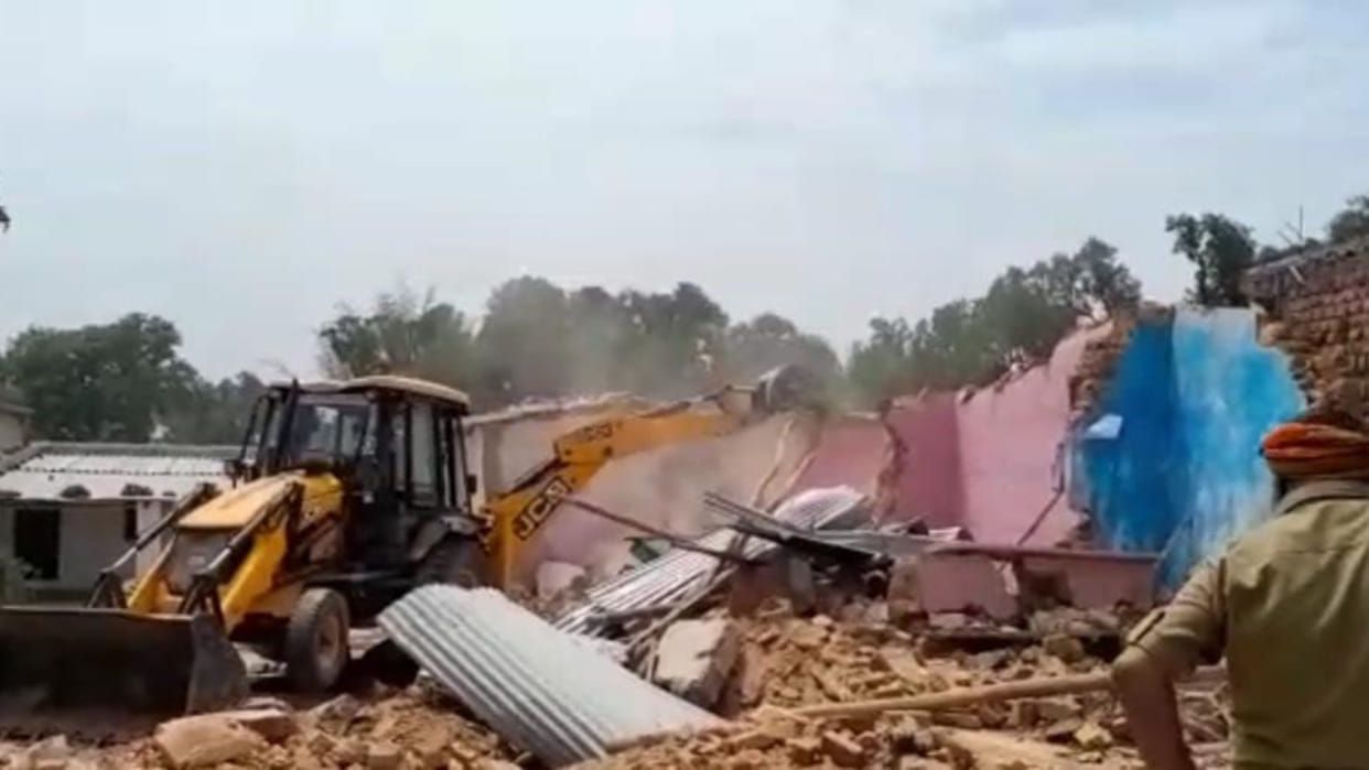 Shahdol Crime News: Administration bulldozer ran at the house of the accused of raping a minor