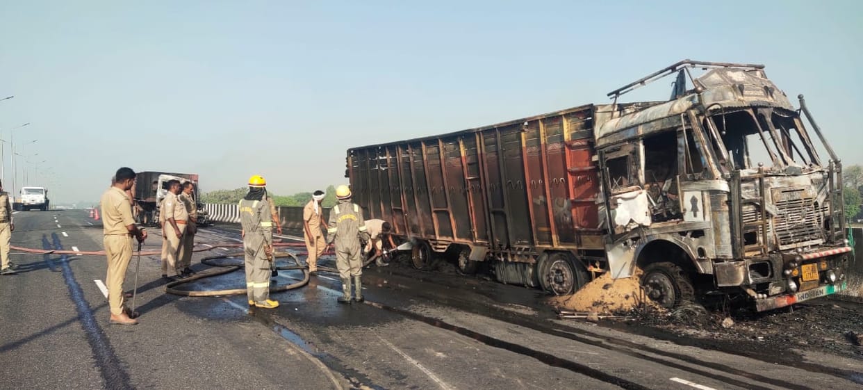 Varanasi Accident: Fierce fire broke out after two trucks collided, police and fire brigade team on the spot