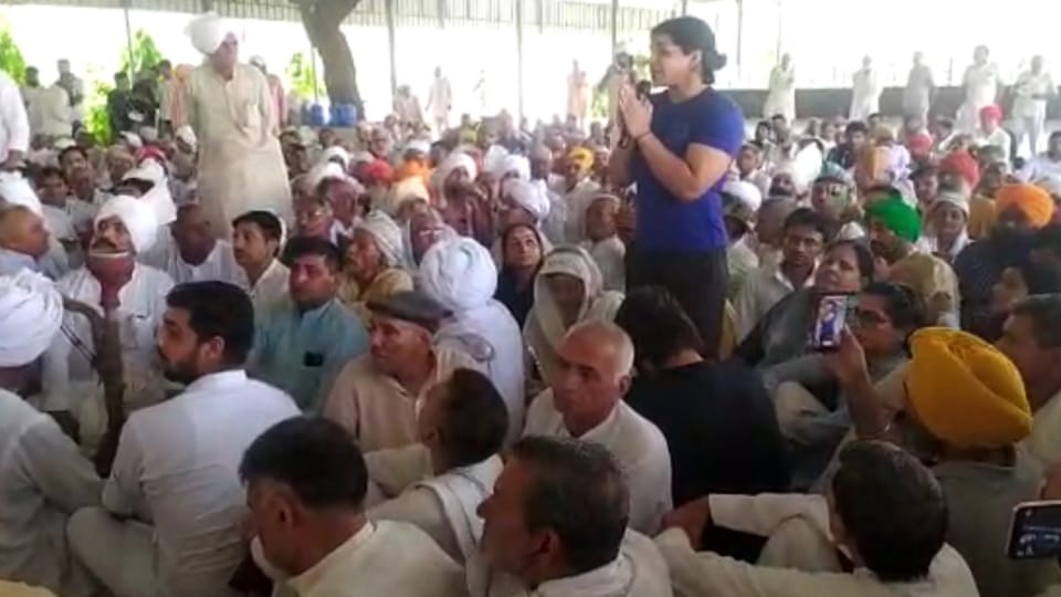 Khap leaders talked about stopping the supply of milk and vegetables to Delhi