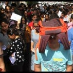 परीक्षा केंद्र के बाहर गर्मी से बचाव करते हुए कुछ इस तरह दिखे छात्र