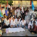 विरोध प्रदर्शन करते NSUI कार्यकर्ता