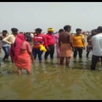 संगम के वीआईपी घाट पर घटना के बाद जुटी भीड़।