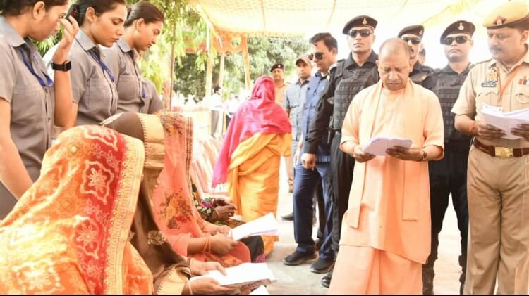 पहले जनता का ध्यान फिर देव अनुष्ठान: सीएम योगी ने तीन दिनों तक सुनी फरियाद, अधिकारियों को दी हिदायत cm yogi adityanath held Janta Darshan in gorakhpur